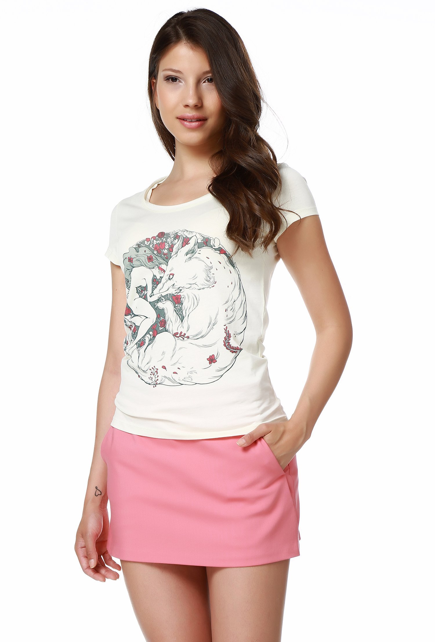 Frauen-T-Shirt mit weitem Kragendesign