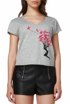 V Yaka Tasarım Kadın Tişört