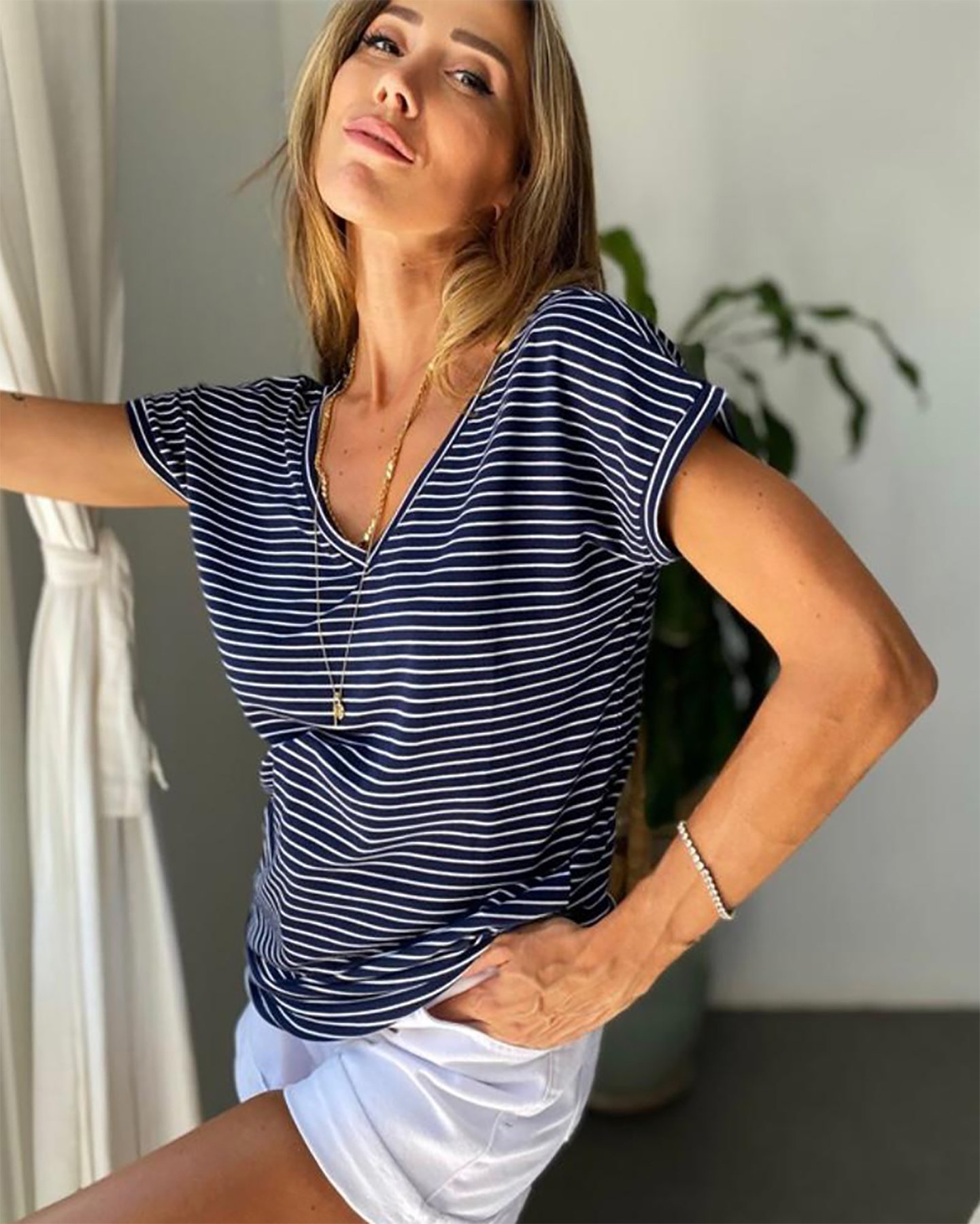 Das grundlegende T-Shirt der Schwarzweiss-gestreiften Frauen mit V-Ausschnitt