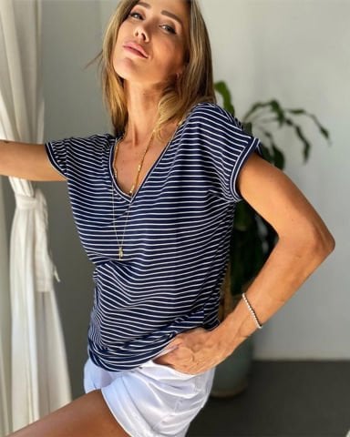 Das grundlegende T-Shirt der Schwarzweiss-gestreiften Frauen mit V-Ausschnitt