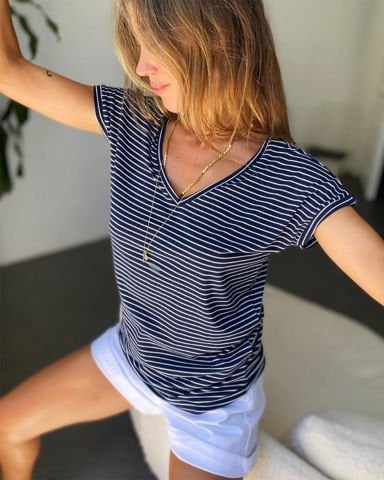 Das grundlegende T-Shirt der Schwarzweiss-gestreiften Frauen mit V-Ausschnitt