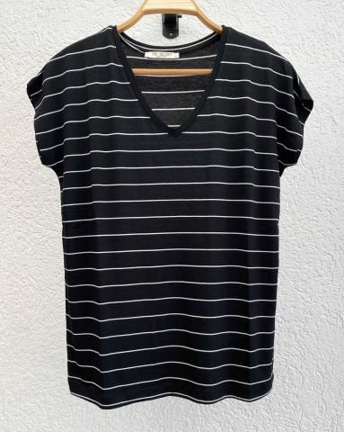 Das grundlegende T-Shirt der Schwarzweiss-gestreiften Frauen mit V-Ausschnitt