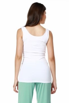 Weißes T-Shirt mit bedrucktem Trägerdesign