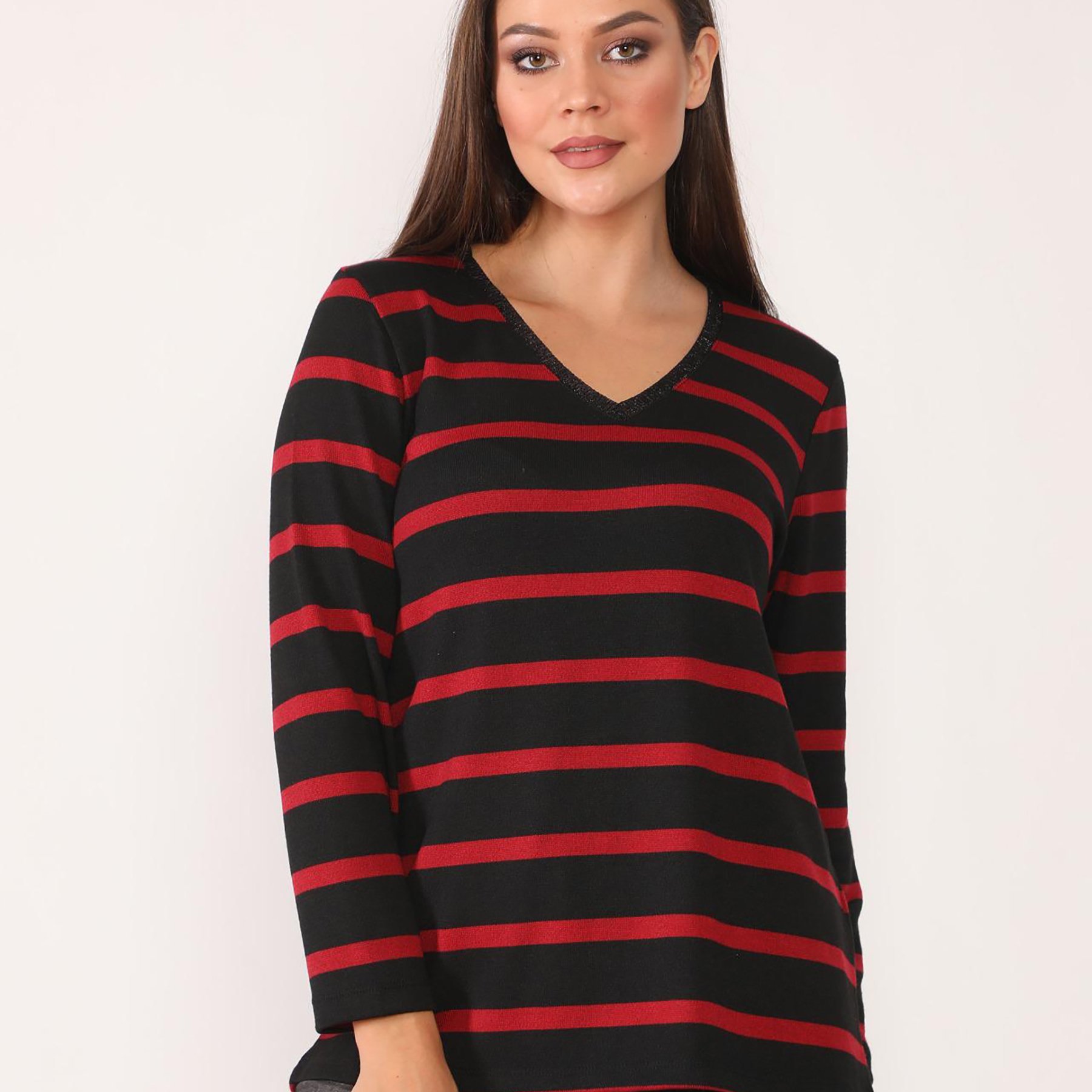 Schwarz-rot gestreifte Bluse mit V-Ausschnitt